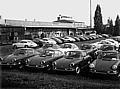 Porsche 911 vor dem Werk 2 in Zuffenhausen, 1965